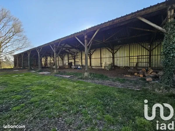Place camping car ou van couvert sous hangar