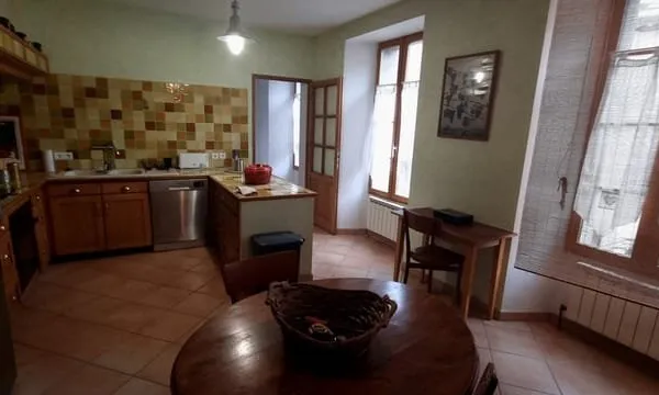 Maison de charme à Lespignan  208 m² avec garage et cour