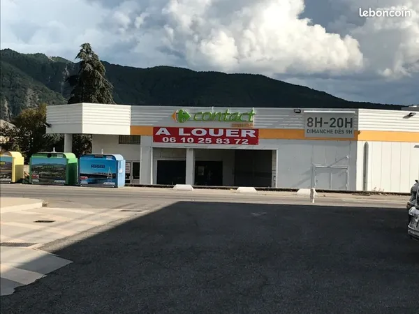 à louer 1300 m2 commercial