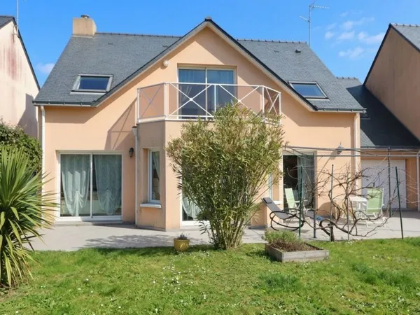 Maison familiale d'environ 170 m², 5 chambres, vie de plain-pied, garage, agréable jardin