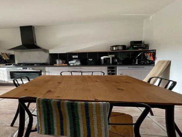Une cuisine équipée, 1 suite parentale, 2 chambres, 2 salles d'eau, 1 wc et un cellier