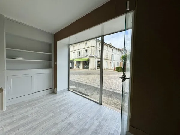 Local commercial - centre-ville de JARNAC (16)