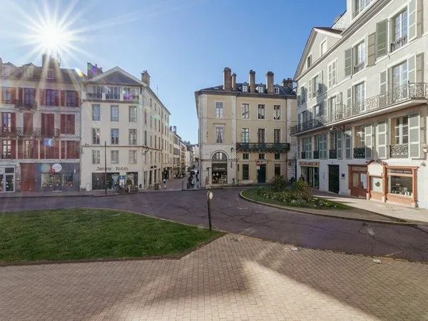 PAU Centre - À vendre Place de la Libération - T3 / Bureaux 83,5 m² à rénover - Face au Tribunal