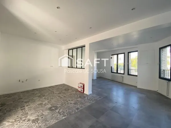 Appartement de 5 pièces avec 3 chambres en duplex inversé avec petit jardin