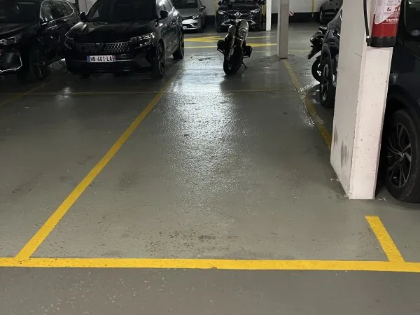 Vends grand parking sécurisé