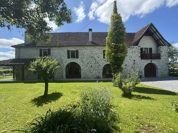 Maison 8 pièces 235 m²
