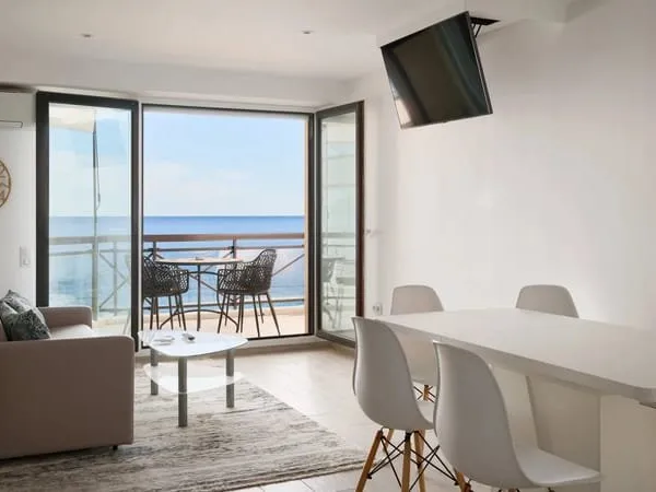 Cannes la Bocca - Appartement 2 pièces entièrement rénové en étage élevé