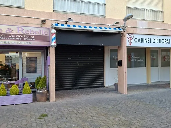 Mûrs d'un local commercial à Gruissan-port