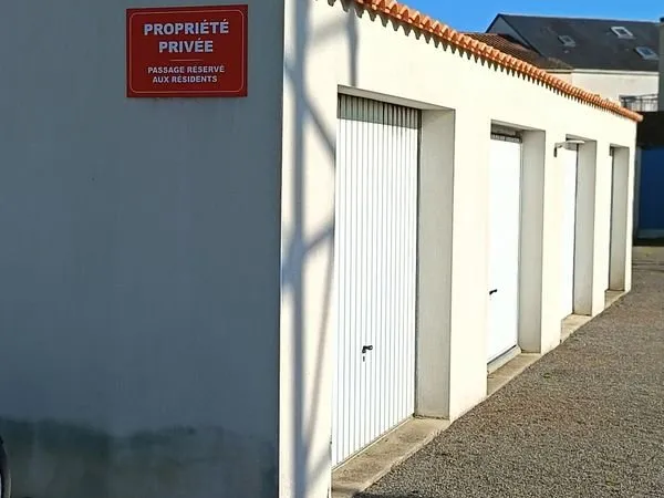 A vendre Garage avec porte électrique