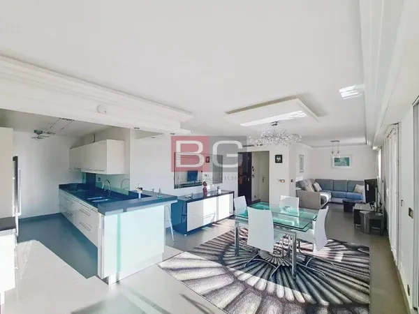 Antibes Juan-les-Pins. Superbe appartement 3 pièces. Dernier éta
