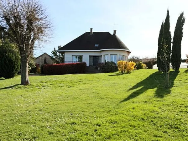 Maison 9 pièces 234 m² 6 chambres piscine à proximité de Montluçon