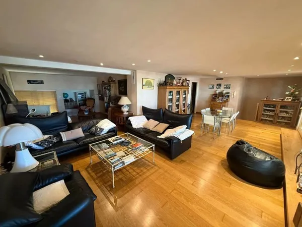 Appartement 7 pièces 240 m²