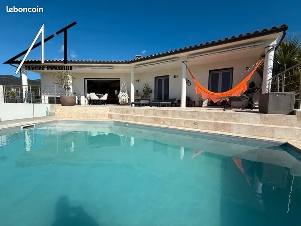 Magnifique villa avec piscine dans environnement calme avec belle vue mer - montagnes