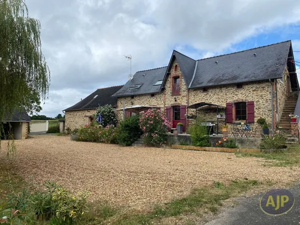 Longère rénovée avec dépendances , axe Angers -Rennes