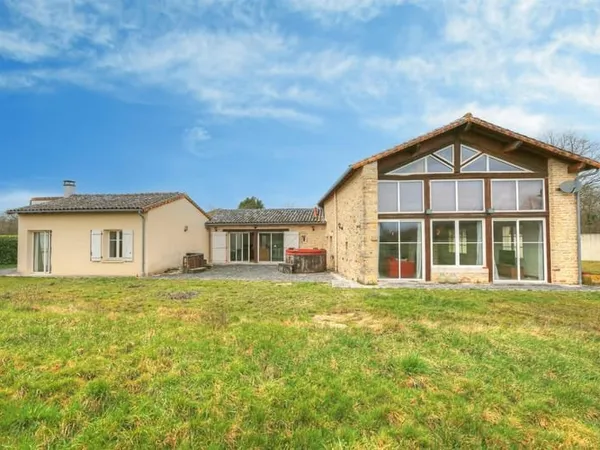 Maison en pierre avec mason d'ami et terrain de 9 000m2