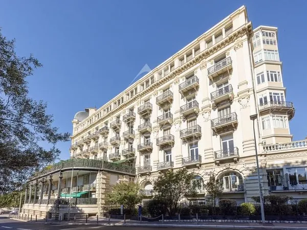 Local 736 m²