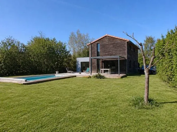 MAISON RECENTE EN BOIS AVEC PISCINE