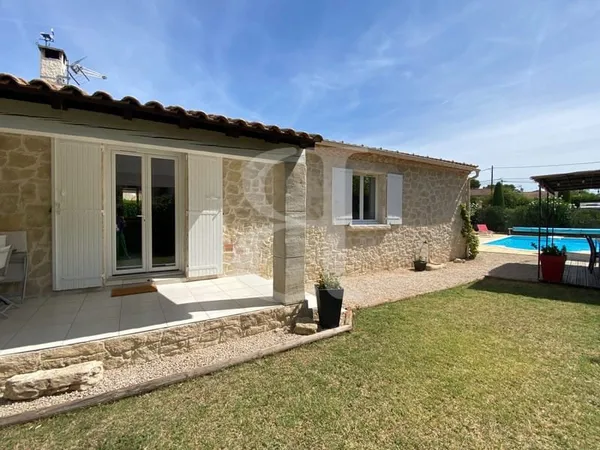Villa de plain pied avec dépendance, garage et piscine au calme