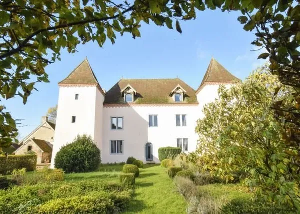 CHÂTEAU 17ème RÉNOVÉ SUR 1 HECTARE
