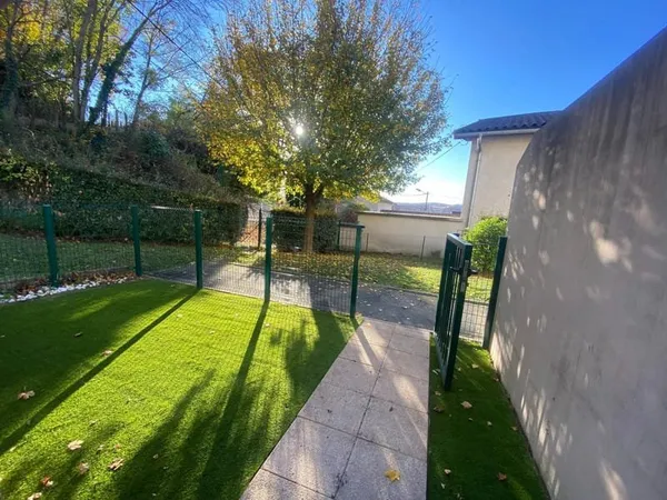5mn VILLEFRANCHE Type 3 de 63m² hab. en duplex avec jardin et garage.