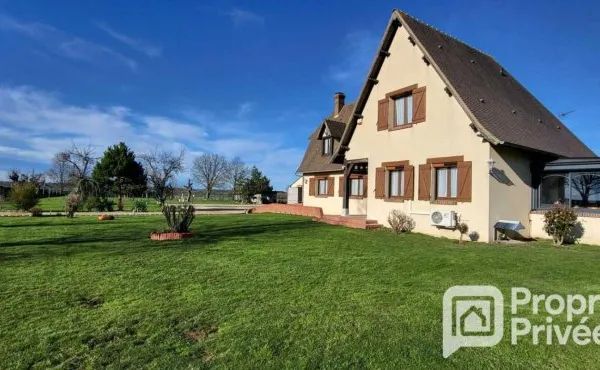 Grande maison traditionnelle et dépendances