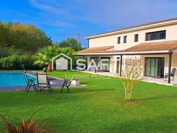Villa 290m2 - Piscine - Terrain 2300 m2 - Montberon