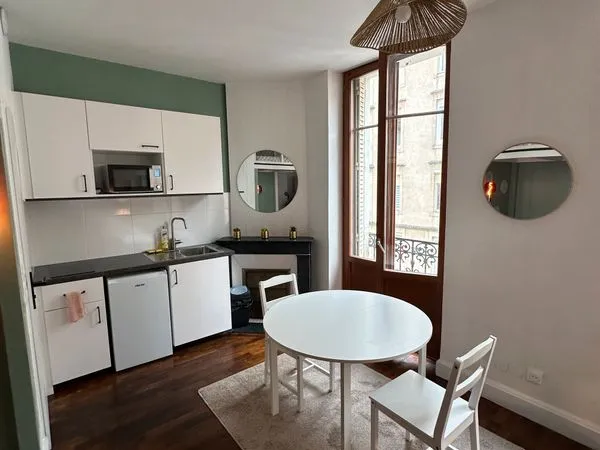 Studio rénové 1er étage