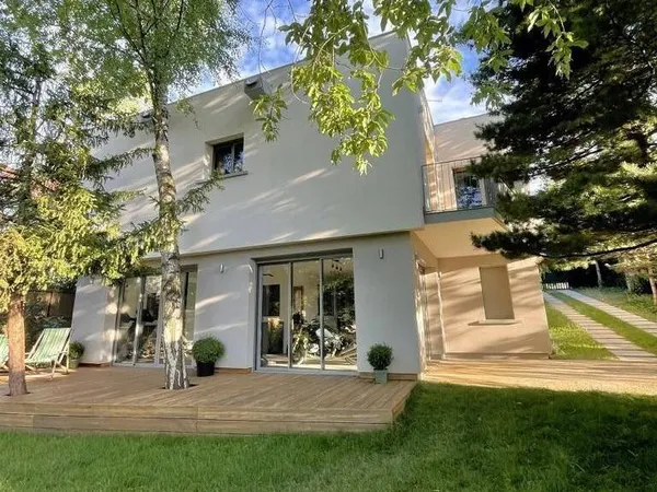 Maison 10 pièces 240 m²