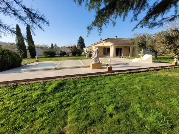 Maison de plain pied avec gîte et piscine