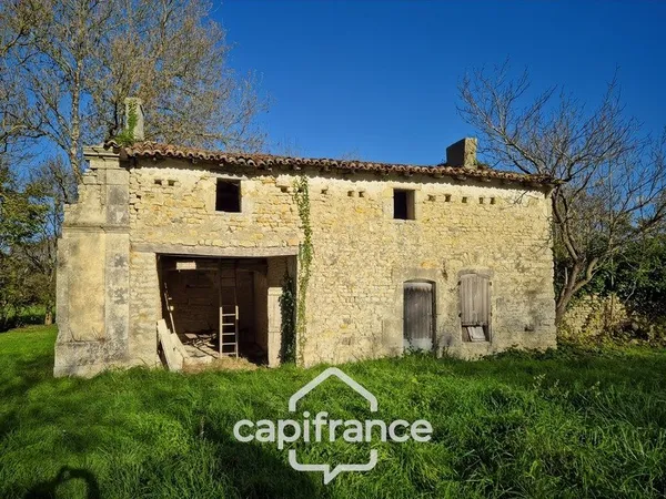En Charente Maritime, sur la commune de LANDES (17380) GRANGE à rénover sur 2313m² de terrain arboré