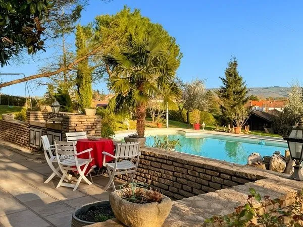 Maison de 157 m2, piscine et terrain de 3715 m2 à COUCHES (71)