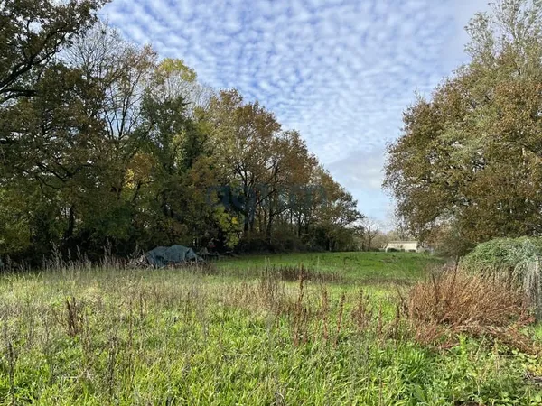 À VENDRE Terrain non constructible d'environ 2 600 m2