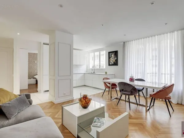 Triangle d'Or - Magnifique T3 rénové en étage élevé avec 2 balcons