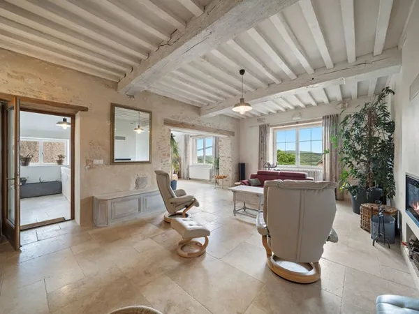 Maison en pierres à Aluze avec dépendances sur un terrain clos et arboré de 1270m2