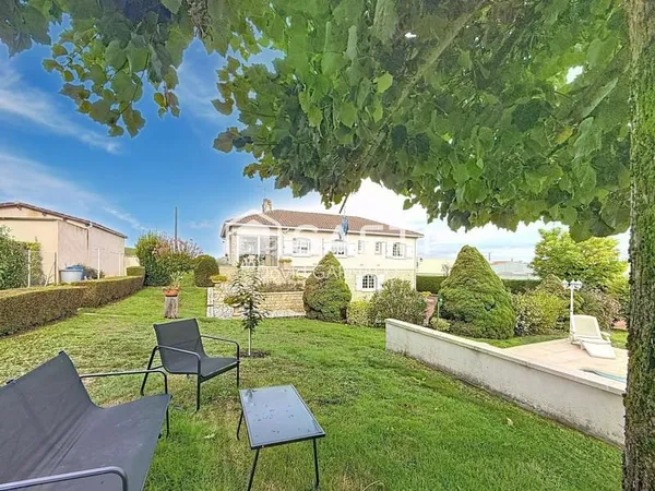 Maison avec deux logements, piscine de 200 m² au coeur de Châteauneuf-sur-Charente