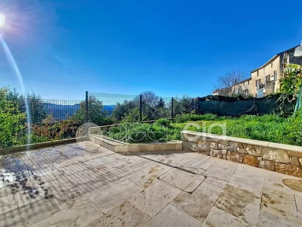 Au centre du village de Spéracèdes, superbe appartement en rez-de-jardin !