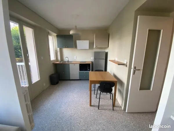 Grand studio meublé avec balcon (chauffage compris)