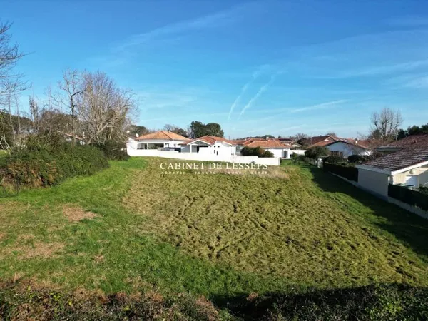 Terrain 592 m²