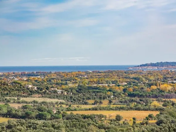 Propriété unique de 9 hectares avec vue sur le Golfe de Saint-Tropez à 15 minutes des commodités !