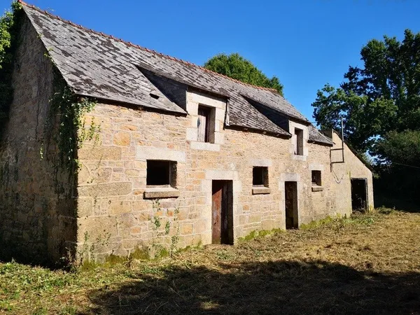 Corps de ferme avec dependances sur 1679 m2 a renover entierement