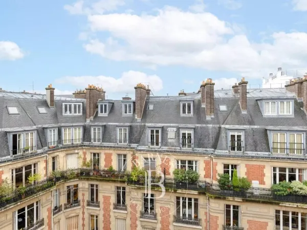 Paris 8e - Faubourg-Saint-Honoré / Hoche - Dernier étage - Duple