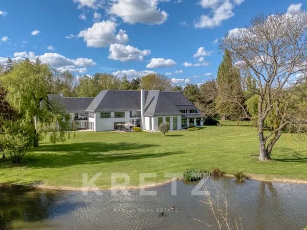 Maison d'architecte érigée sur un Domaine de 13 ha