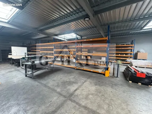 Local industriel 955 m²