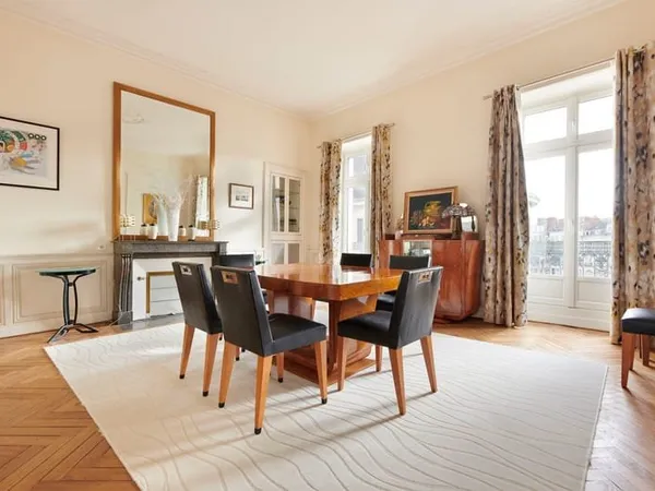 APPARTEMENT ANCIEN DE CARACTERE - 4/5 CHAMBRES - 231.70 m² carrez - HYPER CENTRE/COURS DES 50 OTAGES