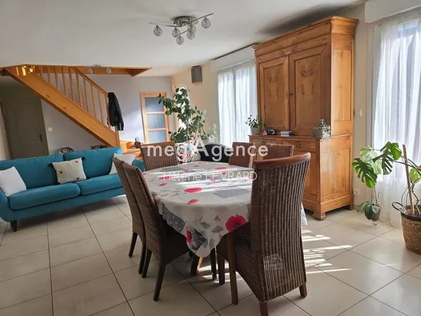 Maison lumineuse avec 5 chambres et grand sous-sol