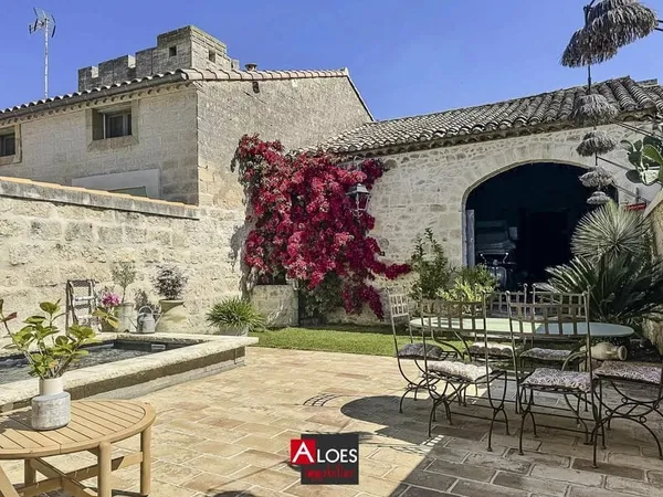 Maison Aigues-Mortes intra-muros avec garage et piscine