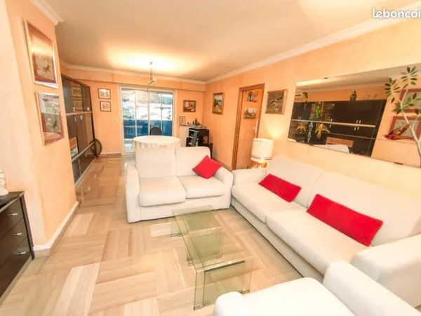 Très bel appartement 3/4 pièces 88 m2 + véranda 16 m2 centre de Cagnes-sur-Mer au 6eme et dernier ét
