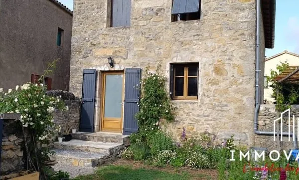Maison de village en pierre rénovée avec jardins et parking