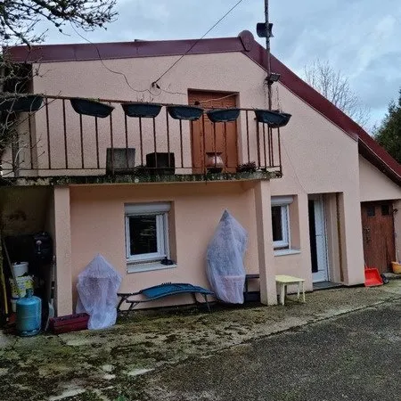 À Villards-d'Héria (39260), maison individuelle de plain-pied à rénover, située en bord de route.
