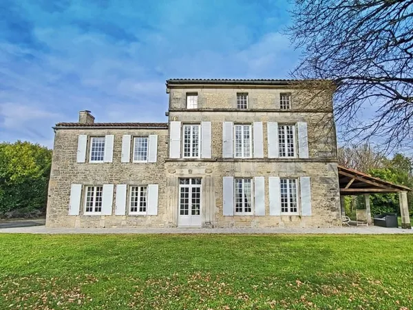 Élégante maison de maître charentaise avec grande piscine chauffée